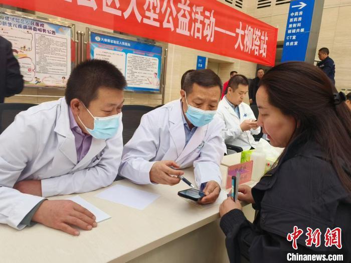 10月27日，西安交通大学第一附属医院榆林医院消化道肿瘤早筛、早诊、早治进区县大型公益活动在神木市大柳塔试验区医院举办。　　缑永强 摄