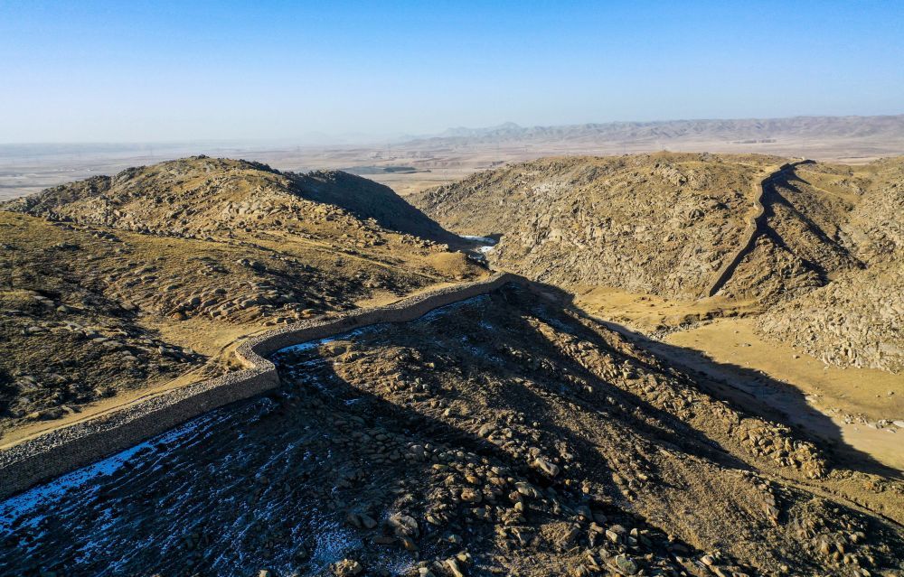 ↑ 这是1月6日拍摄的位于内蒙古自治区包头市固阳县的固阳秦长城局部（无人机照片）　新华社记者　连振　摄