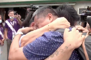 菲律宾公布律师会考通过名单 现场感人。62岁老人依然坚持梦想