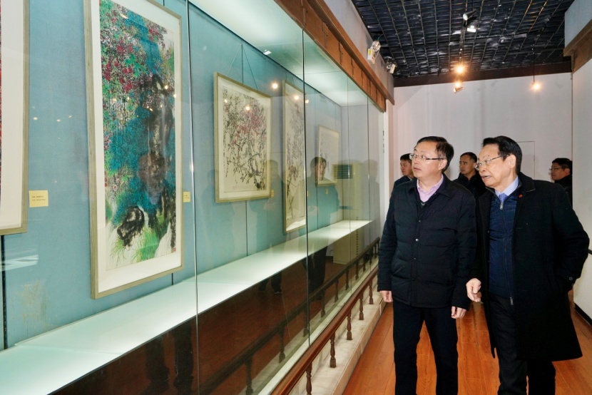 萧晖荣（右）与汪东明在“萧晖荣梅花艺术馆”观展。