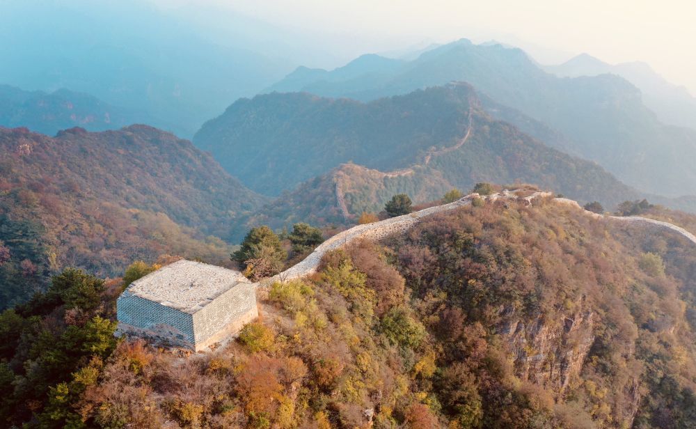 ↑ 这是10月23日在北京市平谷区金海湖镇拍摄的将军关长城（无人机照片）　新华社记者　任超　摄