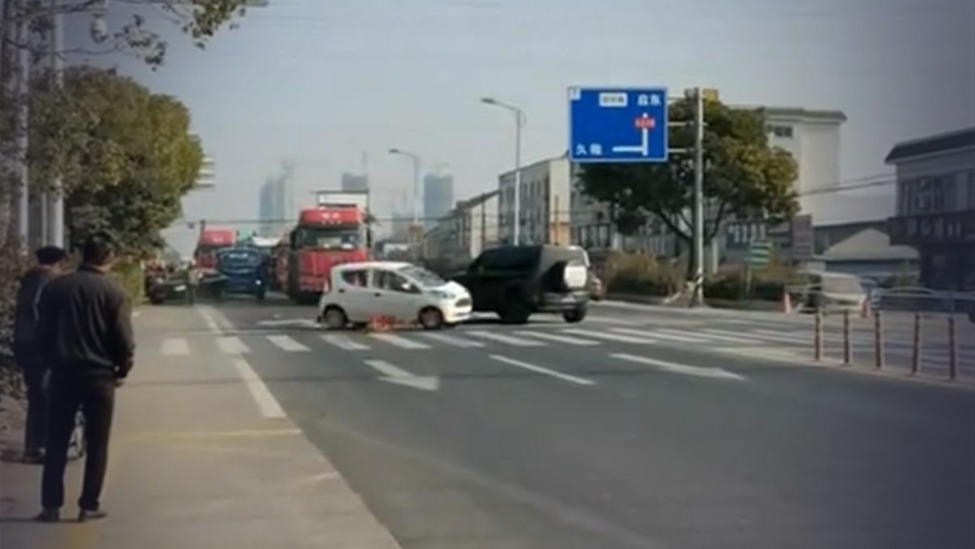 “老头乐”被撞后马路中间失控，绕着越野车转圈圈，直到撞车才停下