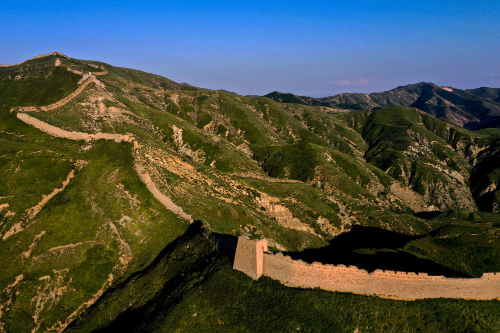 ↑ 这是8月30日拍摄的新广武—白草口段长城（无人机照片）　新华社记者　刘金海　摄