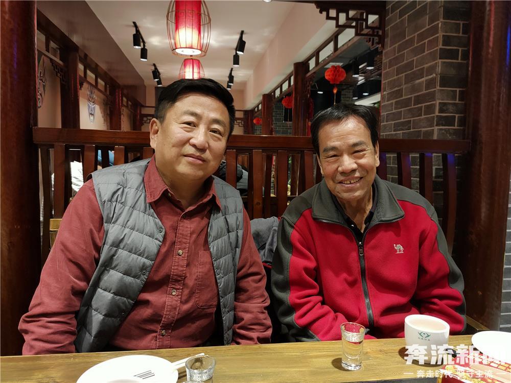 ▲李春元和雕塑家杜永卫合影