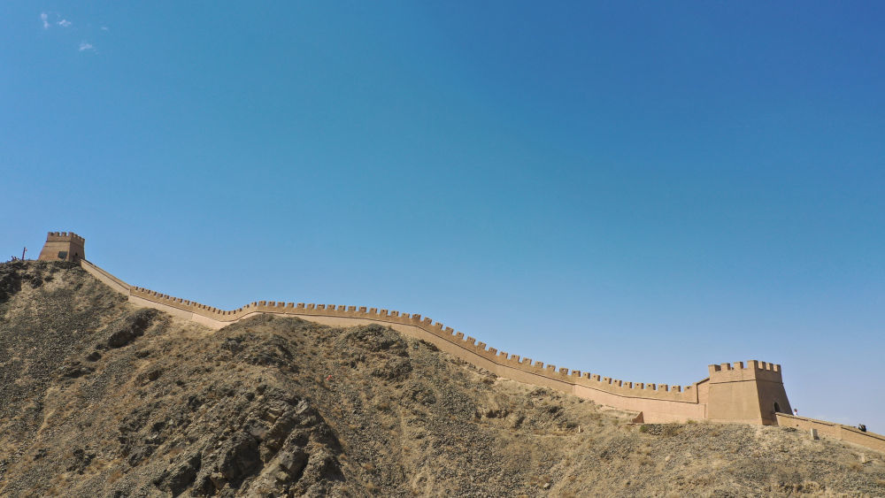 ↑ 这是5月17日在甘肃省嘉峪关市拍摄的悬壁长城（无人机照片）　新华社记者 　陈斌　摄