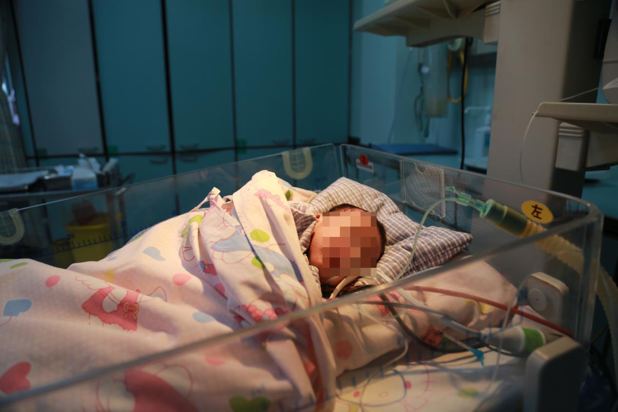 在儿童监护室的睿睿