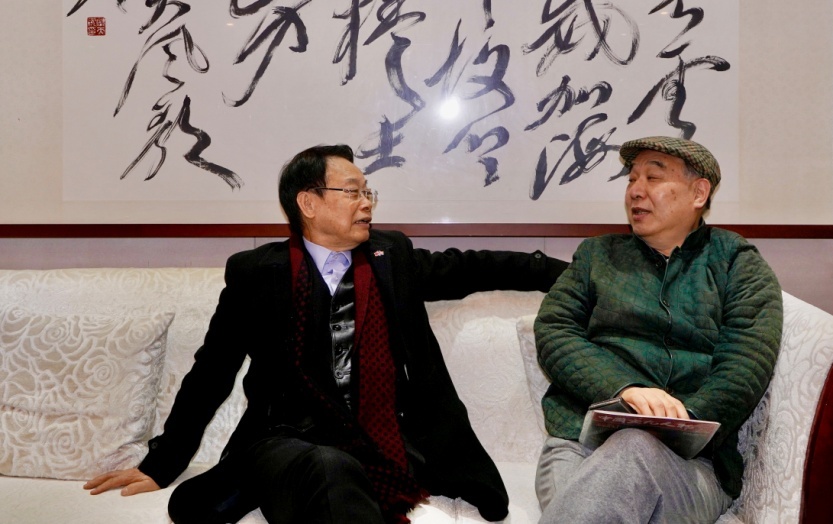 萧晖荣（左）与宋玉麟追忆往事。