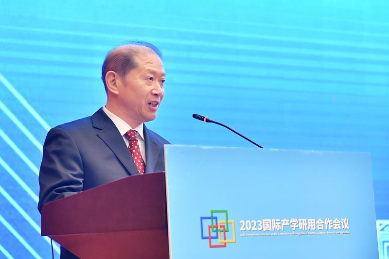 校长介晓磊主持开幕式