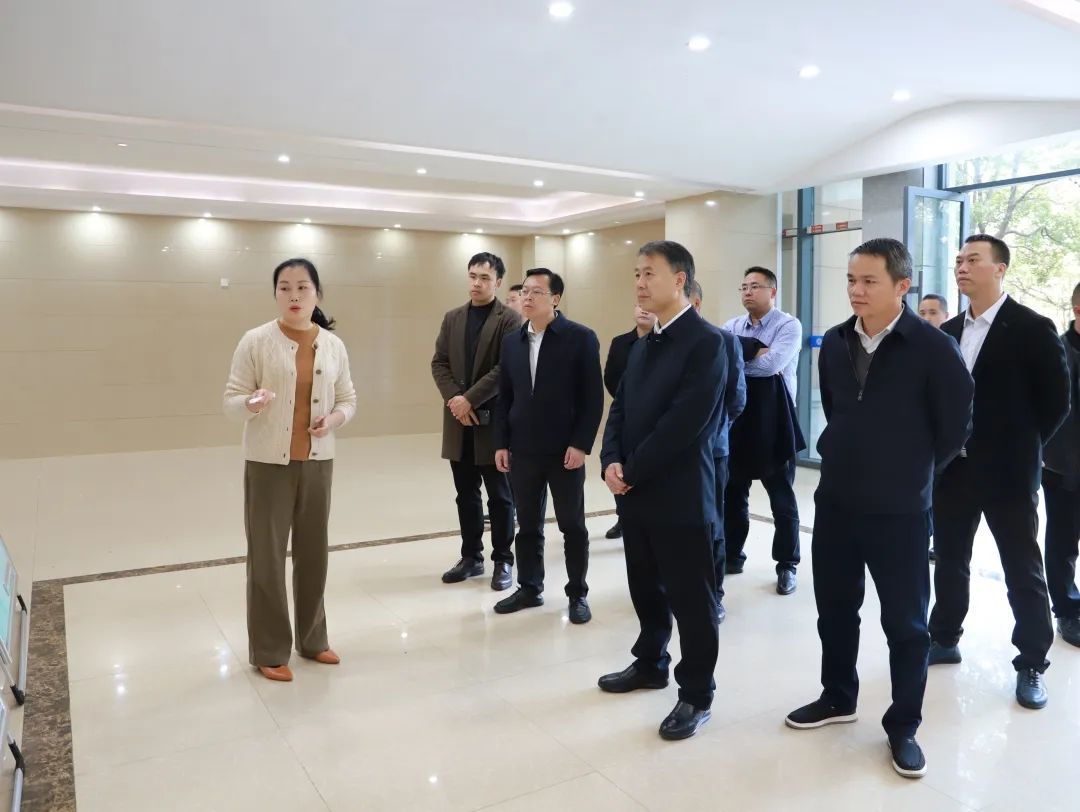 11月28日至29日,县委书记张继军带队到江西省樟树市开展中药产业招商考察。这是张继军一行在江西华星技术检测有限公司考察。记者 李燕林 摄