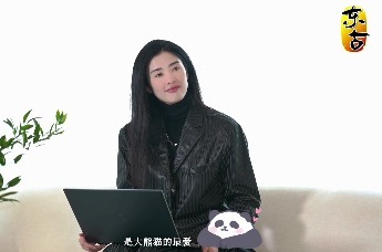 女足门将赵丽娜后台品尝凉拌熊猫笋，味美不长胖的秘诀是什么？