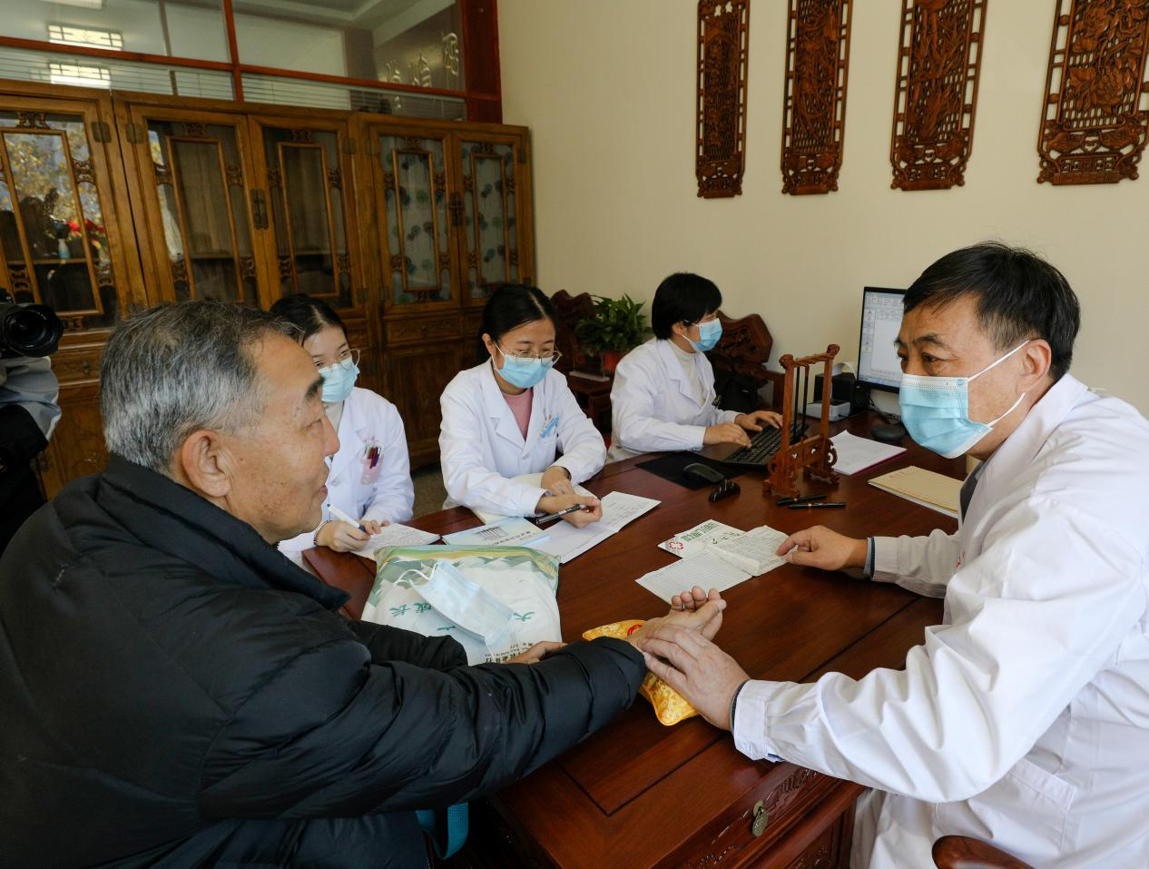北京专家到衡水中医门诊接诊。 陈康 摄