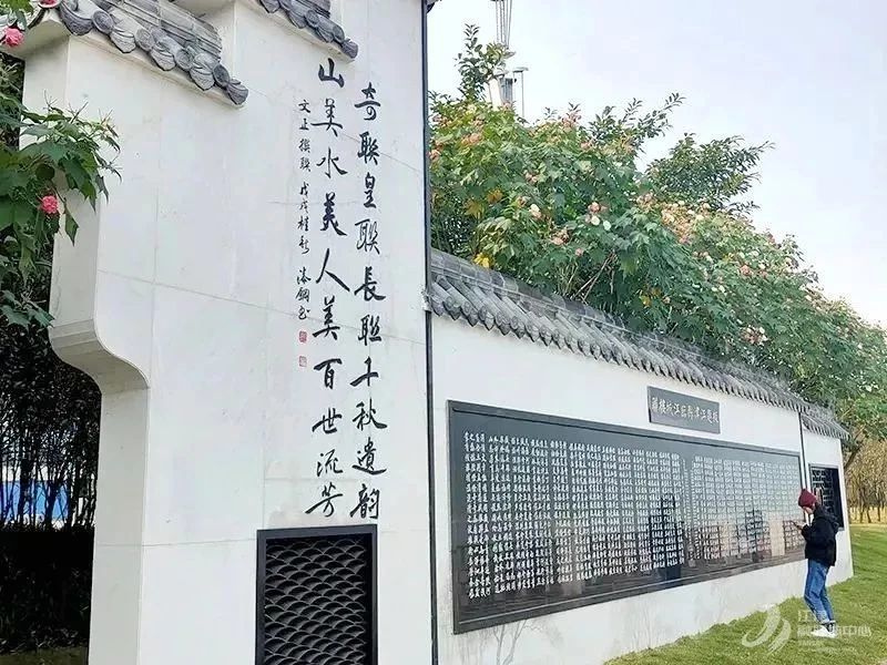 滨江路诗联长廊