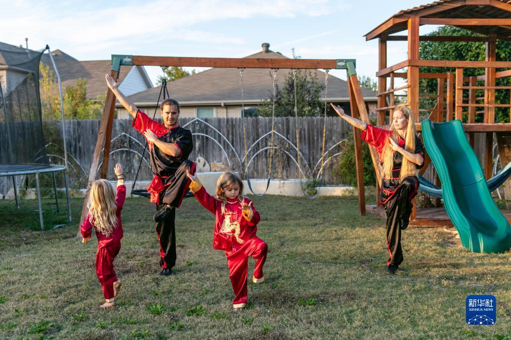 11月8日，在美国中南部得克萨斯州沃思堡，大卫&middot;绍塞多（左二）和妻子安吉拉（右一）以及他们的孩子斯凯、里弗在家中后院的草坪上练武。新华社发（田丹摄）
