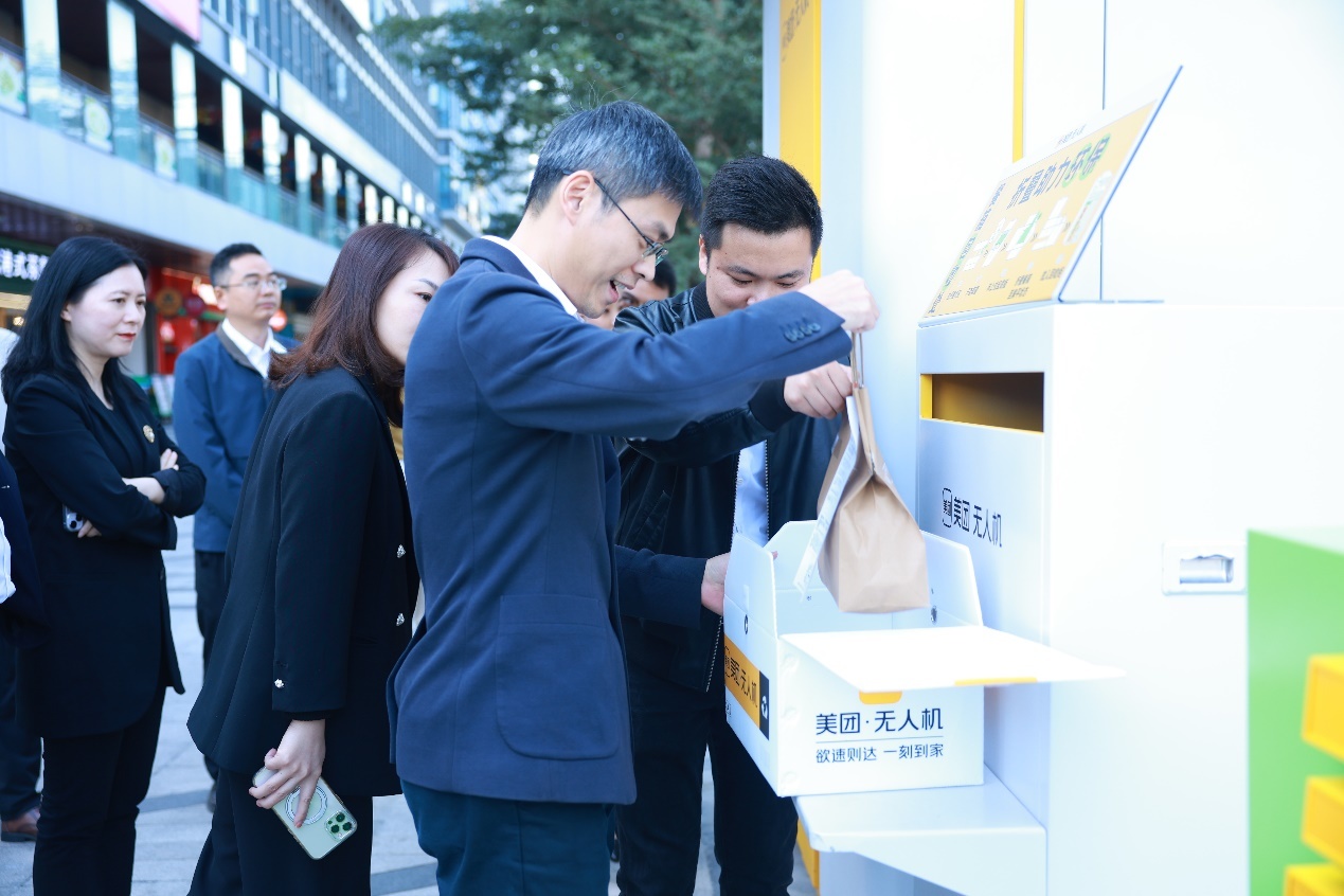 宝安首条无人机外卖航路落户新安街道中粮创芯研发中间