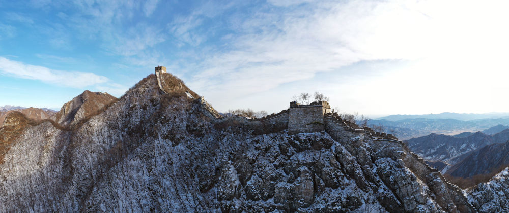 ↑ 2月13日拍摄的箭扣长城（无人机全景照片）　新华社记者　才扬　摄