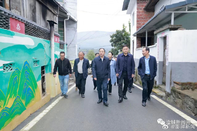 2023年11月7日,黄四平(中)到乡镇调研。 图片来源:汝城新闻网