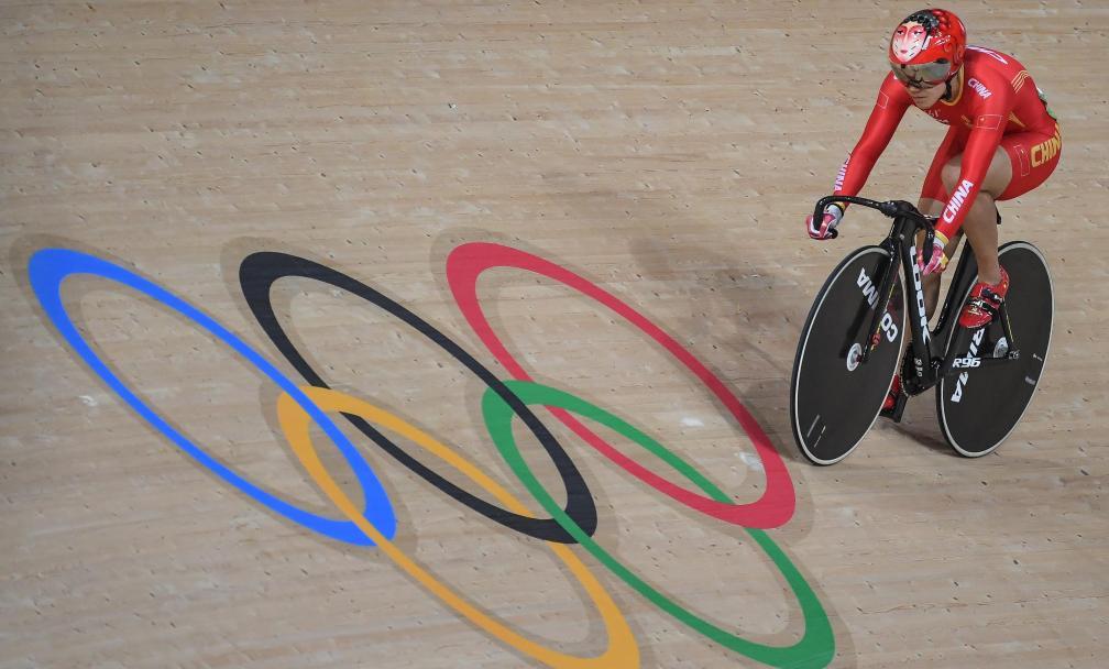 资料图：2016年8月14日，宫金杰在2016年里约奥运会场地自行车女子争先赛的比赛中。新华社记者 王昊飞 摄