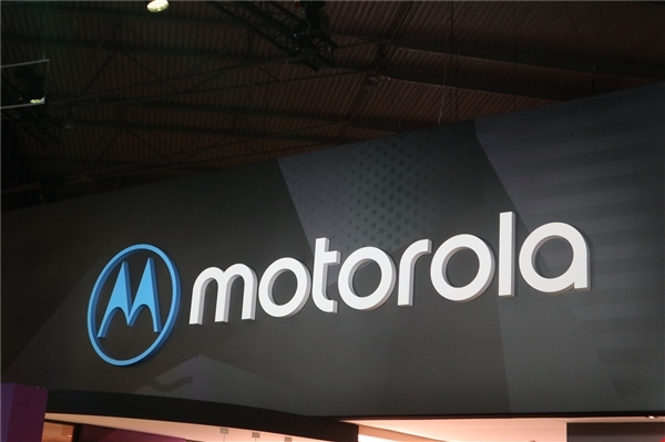 首款采用潘通2024年代表色的手机！moto razr 40 Ultra柔和桃限定版官宣