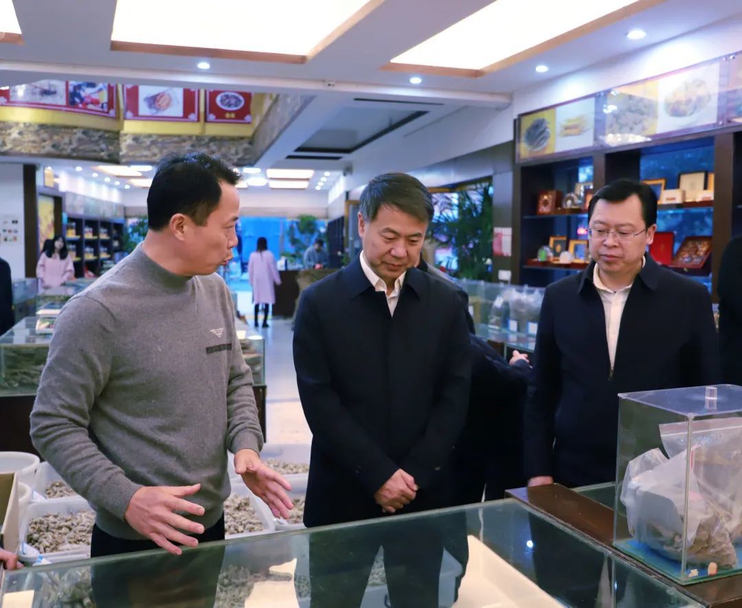 11月28日至29日,县委书记张继军带队到江西省樟树市开展中药产业招商考察。这是张继军一行在樟树市中药材交易市场考察。记者 李燕林 摄
