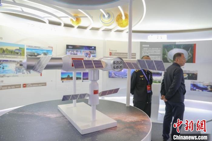 此次红博会主题展设有“大国重器”主题旅游馆，遴选了部分与红色旅游相关的“中国天眼”、C919等新时代“大国重器”成就进行集中展示。刘力鑫 摄