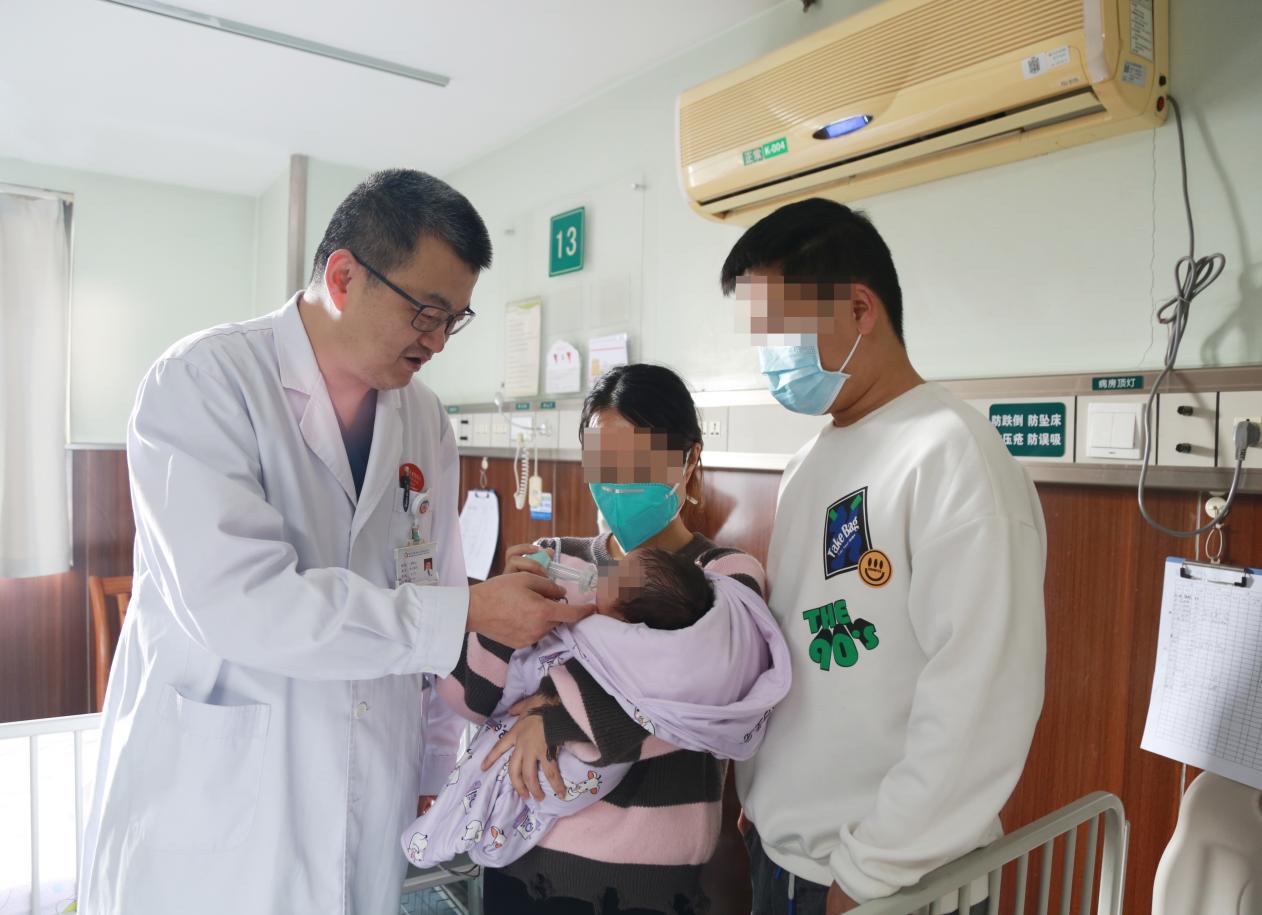 沈群山主任到病房探望睿睿