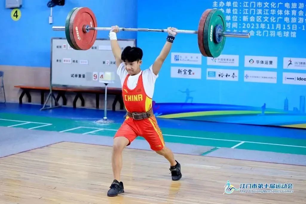 邹向东以94公斤破男子丙组49公斤级挺举纪录