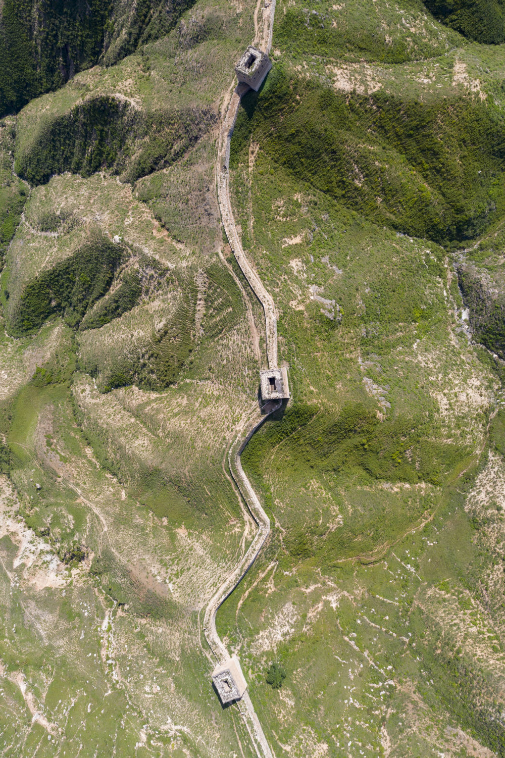 ↑ 这是8月31日拍摄的竹帛口段长城（无人机照片）　新华社记者　杨晨光　摄