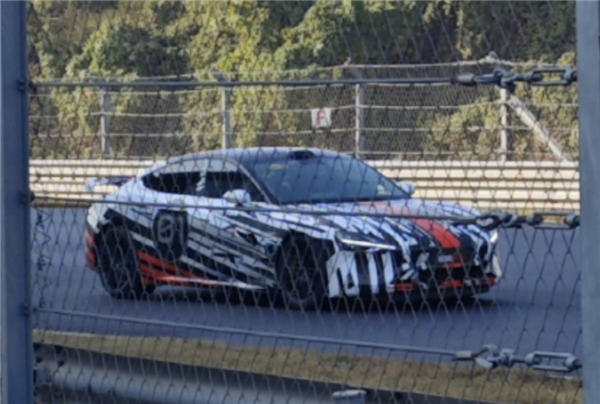 小米汽车现身赛车场开启内测:专属涂装傍身、大尾翼高高升起