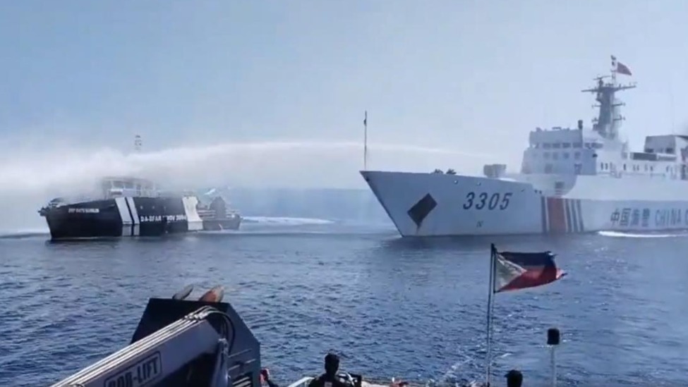 现场：中国海警船水炮攻击菲3艘公务船，致其设备严重受损