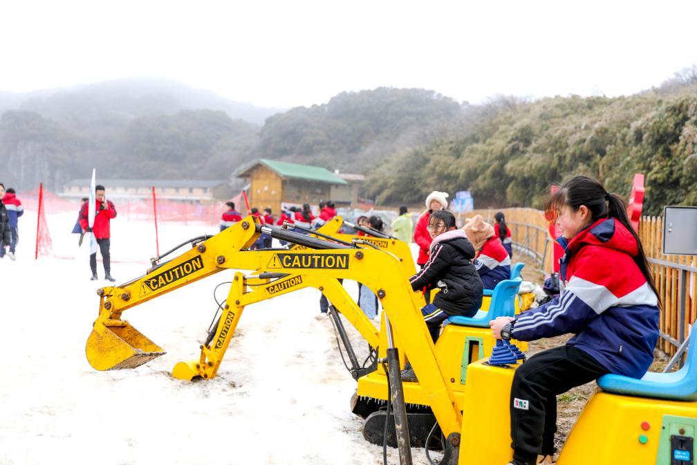 重庆市南川区金佛山滑雪场里,学生们正在参加冰雪研学活动。(甘昊旻 摄)