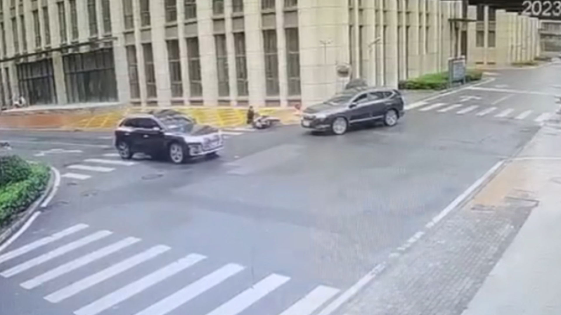 一7旬老人逆行骑车时摔倒在地，车主好心上前搀扶反被讹：老人让承担治疗费用，已报警