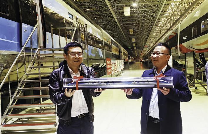 2023年4月，定结县党政回访团到长考察期间，中车长客股份有限公司向定结县委书记陶明君（右一）赠送动车组模型。