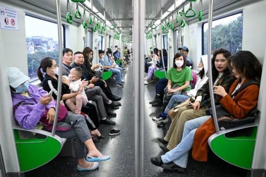 12月9日,人们在越南河内乘坐吉灵-河东线轻轨。河内吉灵-河东线轻轨由中国中铁六局集团有限公司承建,是中越两国共建“一带一路”的标志性项目。图源:新华社