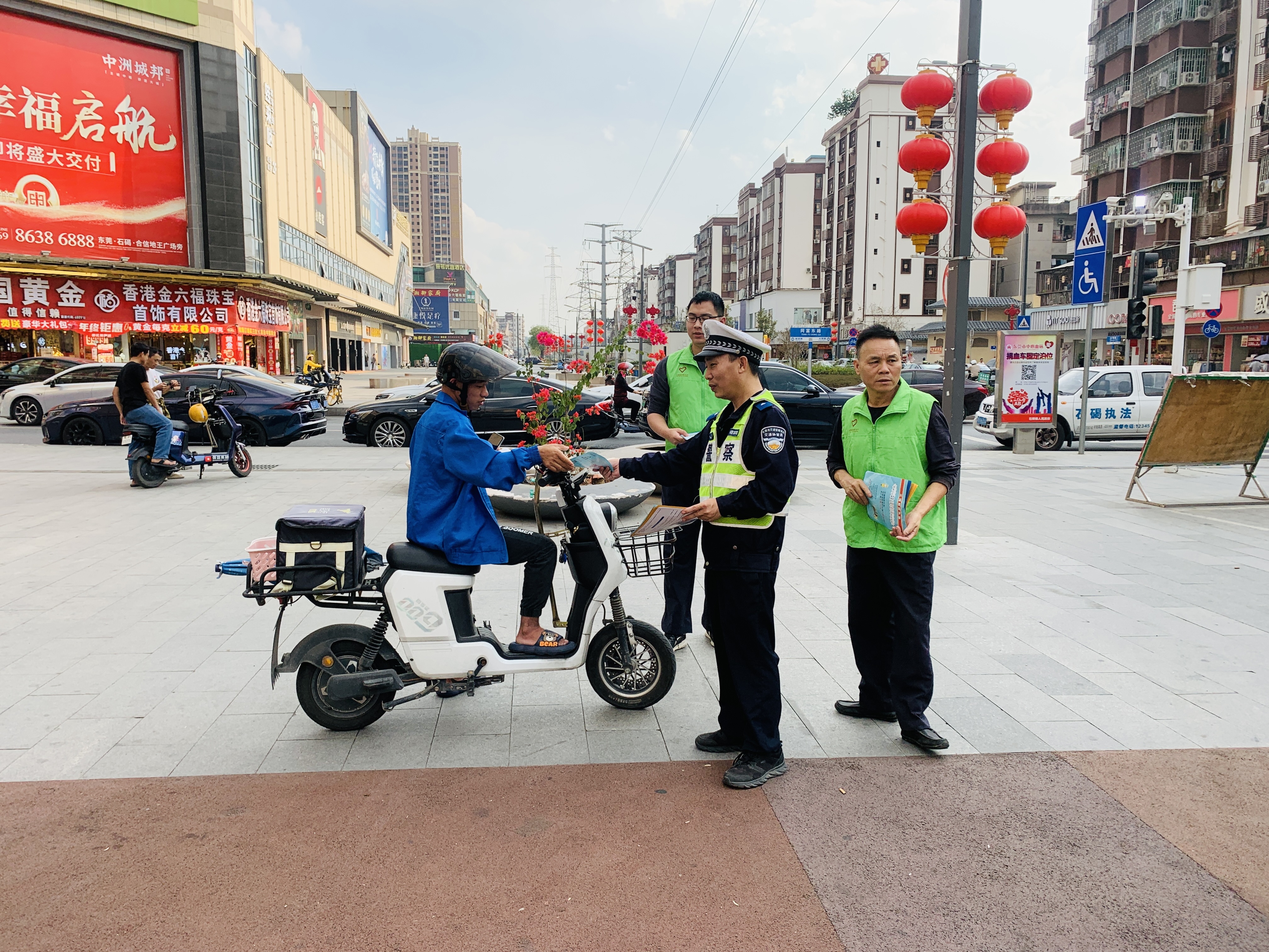 东莞交警石碣大队组织志愿者开展交通安全宣传活动
