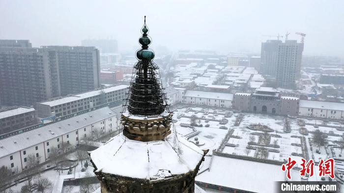 12月14日，雪中景州塔塔顶上的青铜葫芦。倪志浩 摄