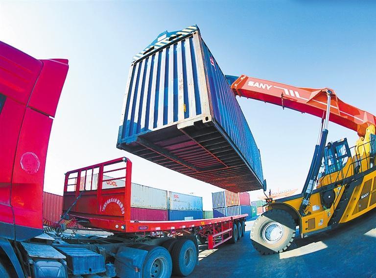 兰州中川铁路口岸,员工在装卸作业.