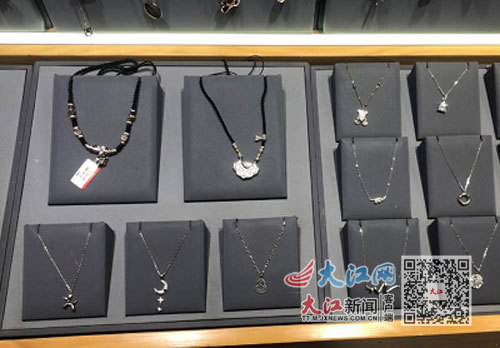 南昌银饰门店内,摆放着各种工艺的银饰品