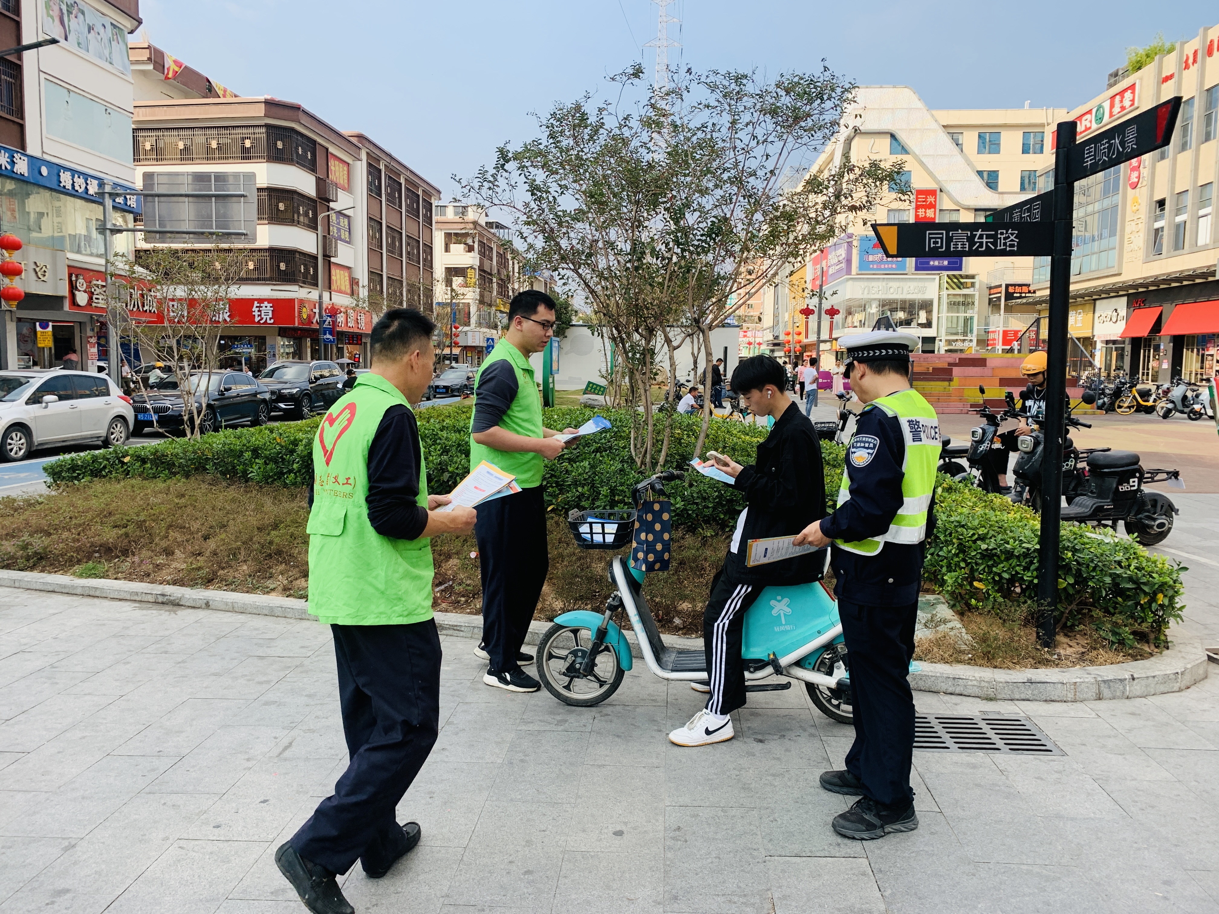 东莞交警石碣大队组织志愿者开展交通安全宣传活动