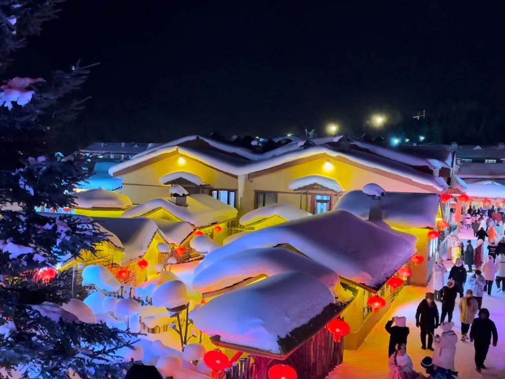 12月6日,游客在黑龙江“中国雪乡”景区游玩。新华社记者金地 摄