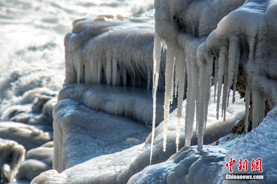 受降温天气影响,位于秦晋峡谷中段的黄河壶口瀑布出现冬季冰挂美景
