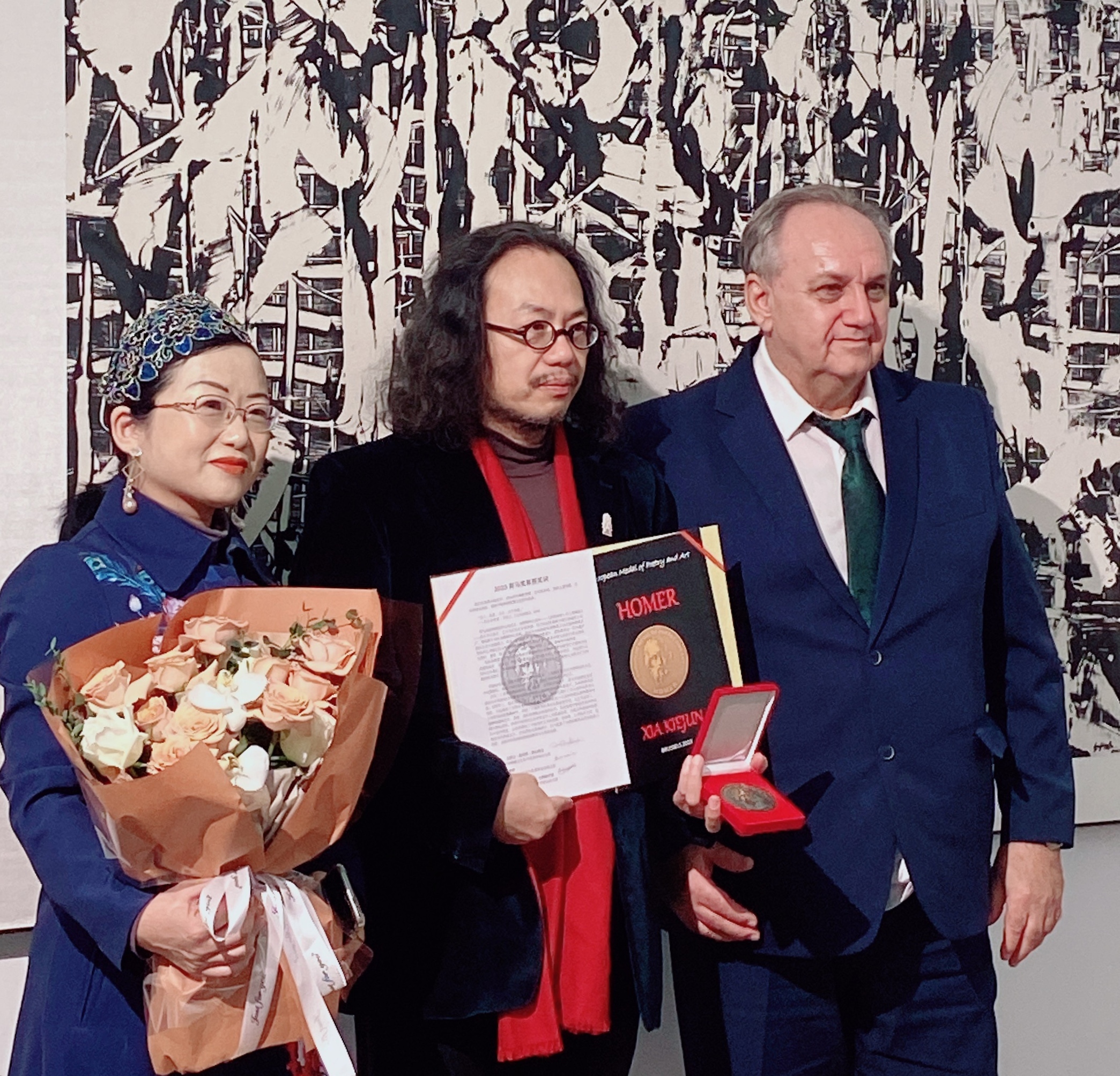 大流士·莱比奥达和赵四为夏可君颁授2023年度荷马奖章