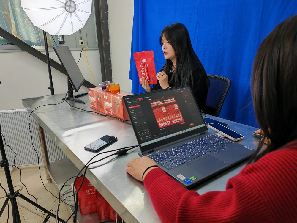 刘朋鑫公司的年轻主播正在直播.新华社记者艾福梅 摄