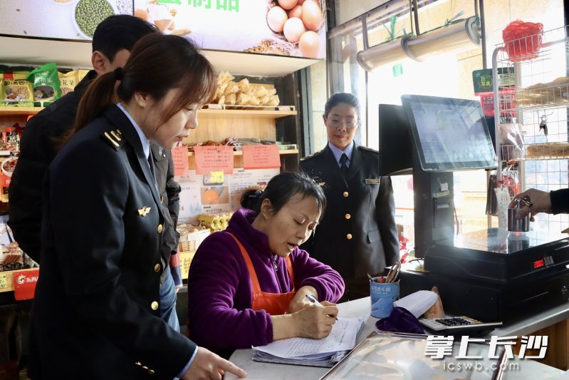 长沙市市场监管局执法人员开展电子秤专项整治行动。长沙晚报通讯员 王顺祥 摄
