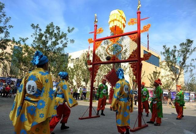 仿唐宋蹴鞠表演