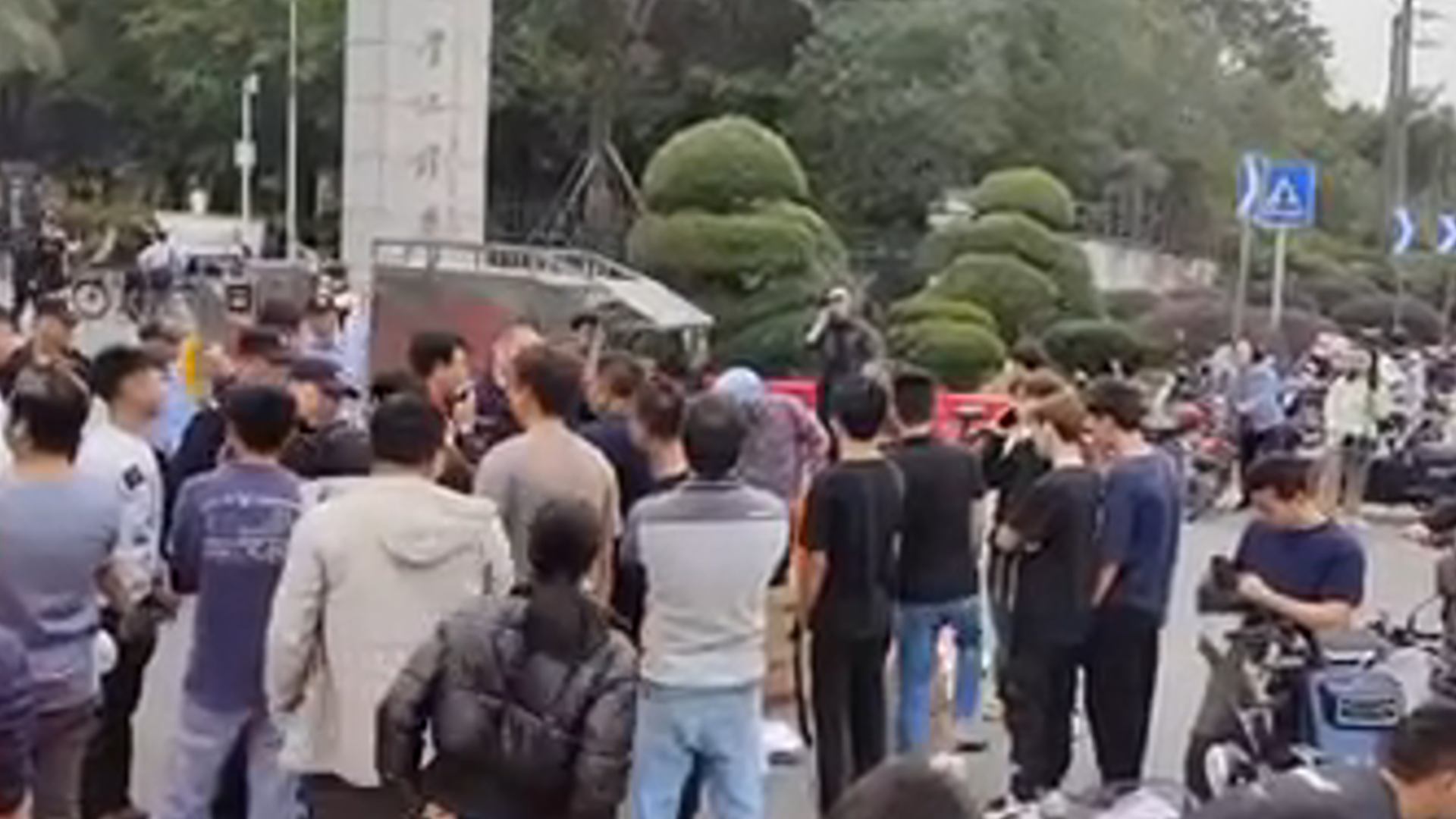 广州一高校禁止学生点外卖？学校：保障校园安全不让外卖员进，学生可到门口取