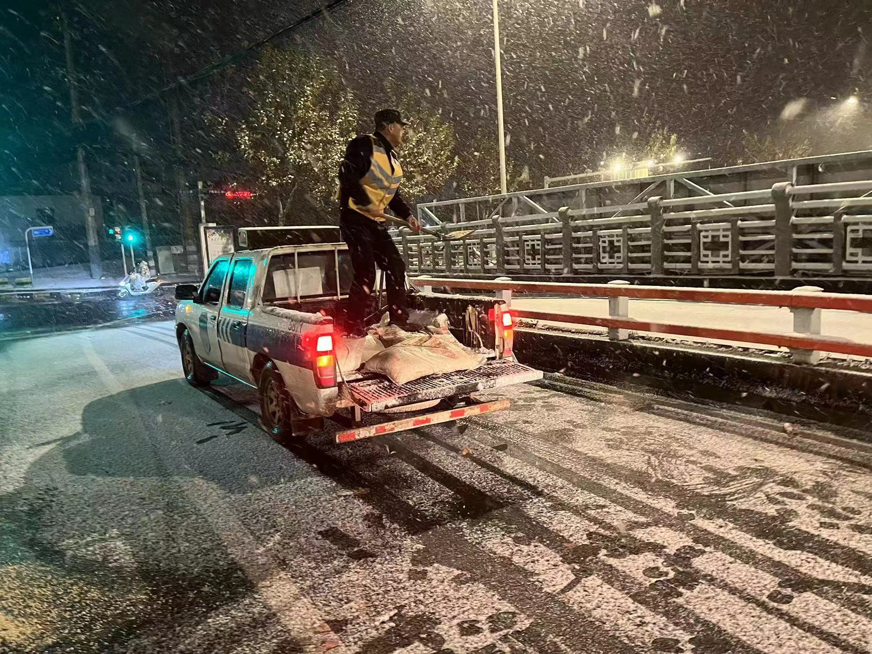 确保道路交通顺畅 南京出动1.2万人次扫雪除冰
