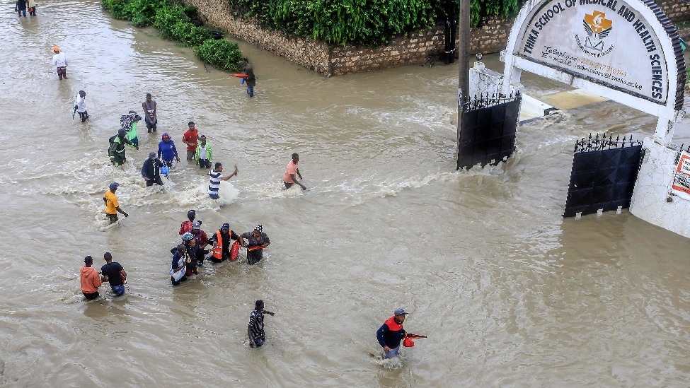 因极端天气影响原定周末的足球联赛将临时更换至室内体育馆举行