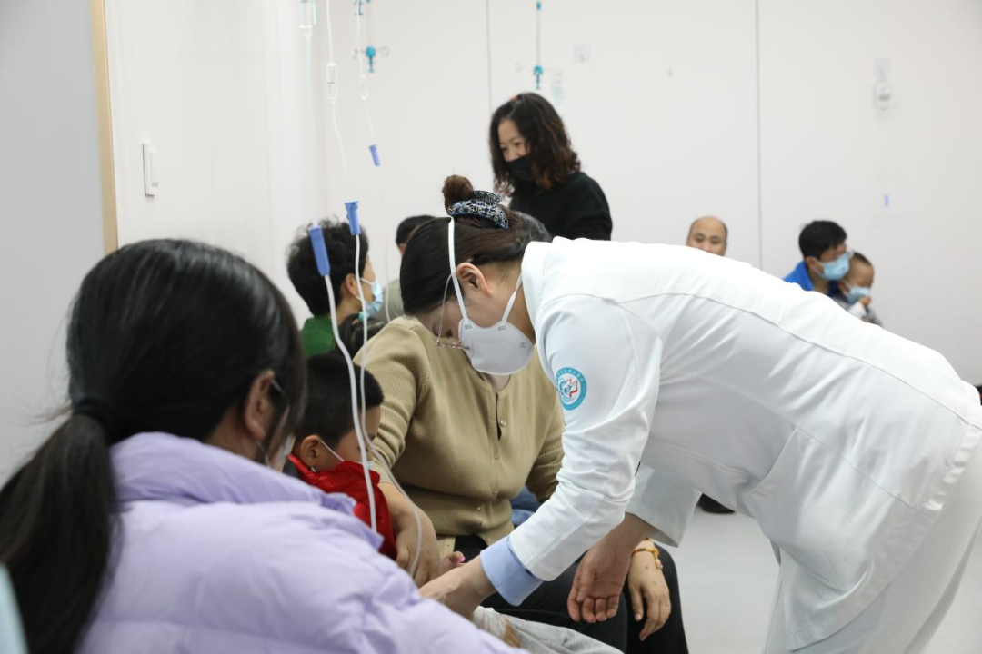 沉浸式体验青岛西海岸新区中心医院：直面超负荷运转，医护齐心协力护“童”