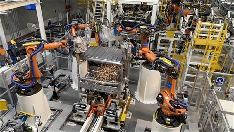 北汽福田长沙工厂焊接车间。