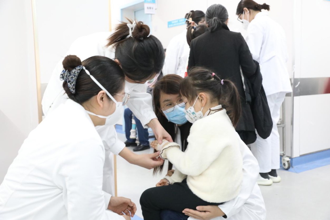 沉浸式体验青岛西海岸新区中心医院：直面超负荷运转，医护齐心协力护“童”